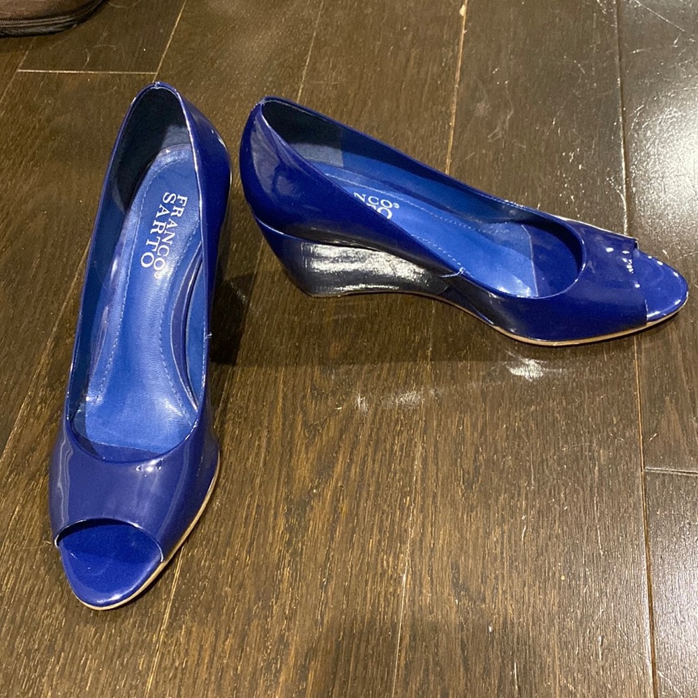 Beautiful Franco Sarto electric blue peep toe wedges sz 7.5